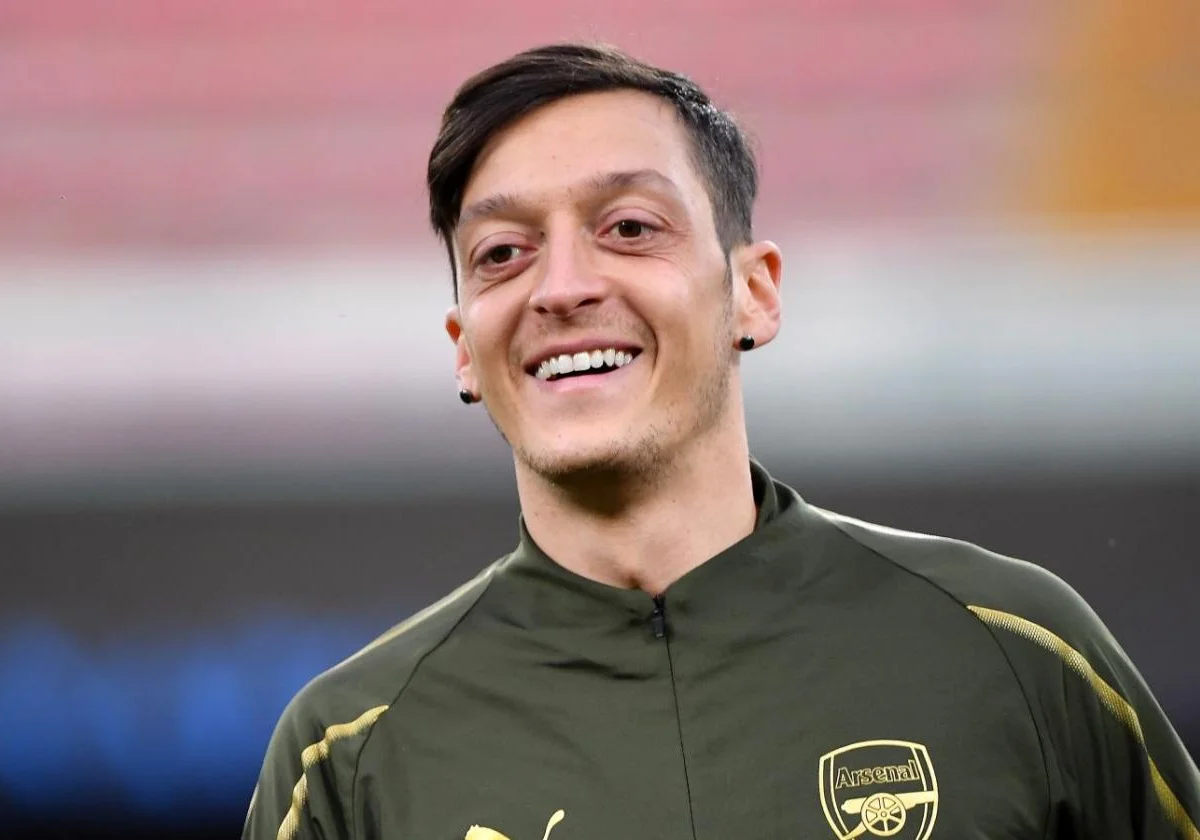 Ozil svela un retroscena: “Mourinho mi portò al Bernabeu per convincermi, mentre Guardiola…”