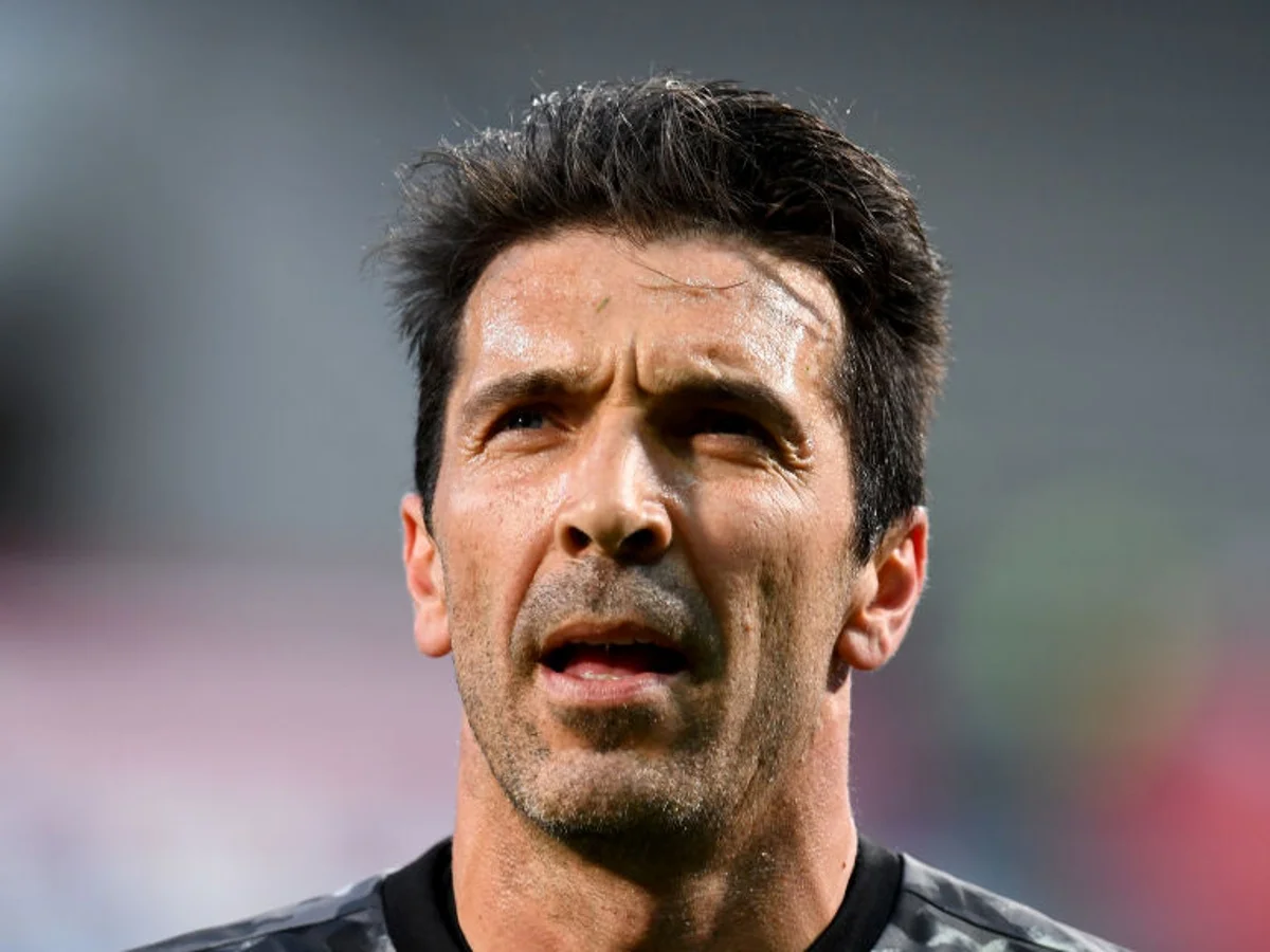 Buffon svela il suo allenatore: “Ho conosciuto poche persone intelligenti come lui. Ha una preparazione eccezionale…”
