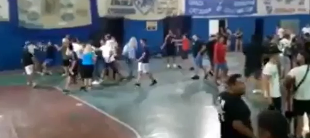 Calcio giovanile, rissa tra genitori: volano calci e pugni in campo – [IL VIDEO]