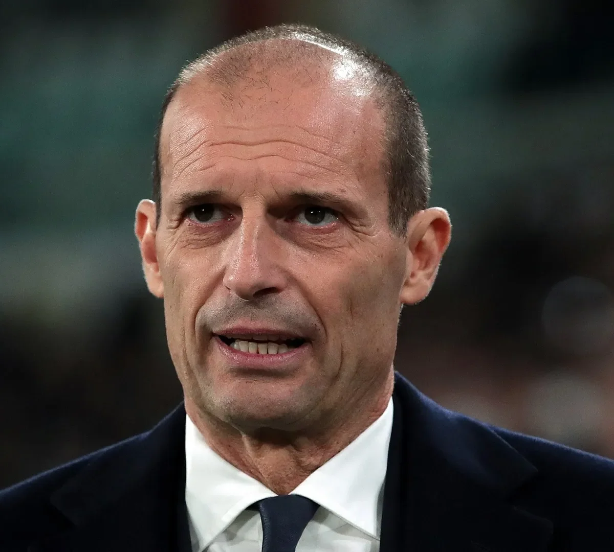 Juve, Allegri dribbla i giornalisti e taglia corto su Lukaku. Intanto…