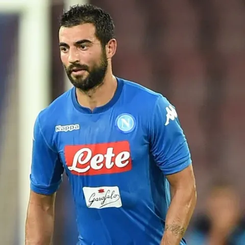 Albiol: “Vi racconto le follie di Behrami, beveva almeno dieci Red Bull e…”