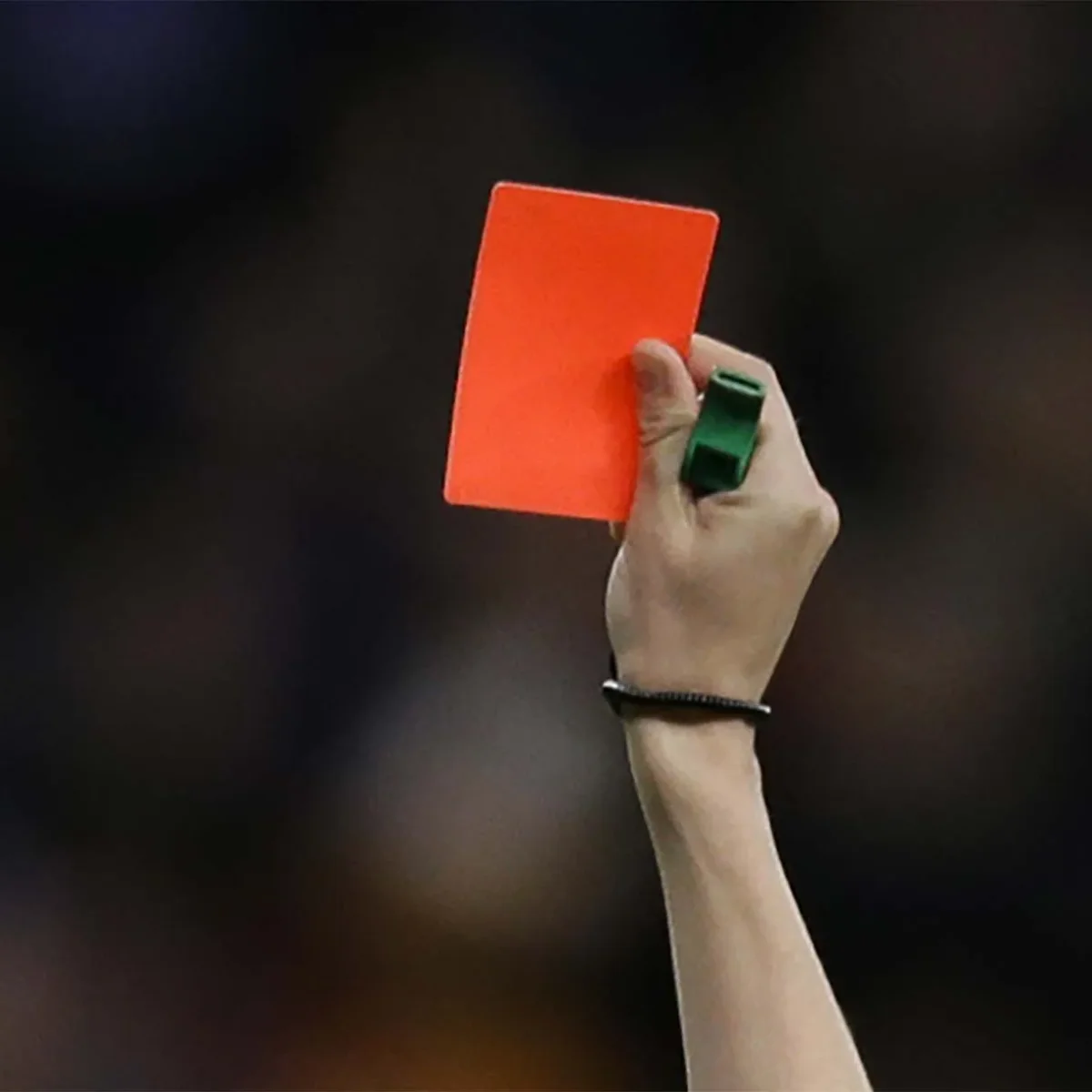Arbitro ex detenuto torna in campo, ma serve la cavigliera elettronica: la storia