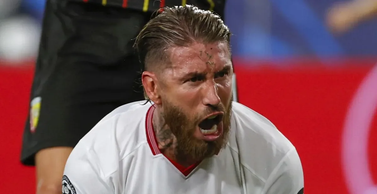 Sergio Ramos rifiuta di autografare la maglia del Real Madrid: “Se lo faccio poi…”