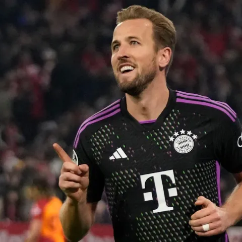 Bayern Monaco, i tifosi protestano contro la società: colpa della maglia - FOTO