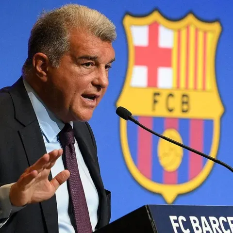 Napoli, Laporta rivela l'interesse per un titolare: 'Deco lo prenderebbe ma...'