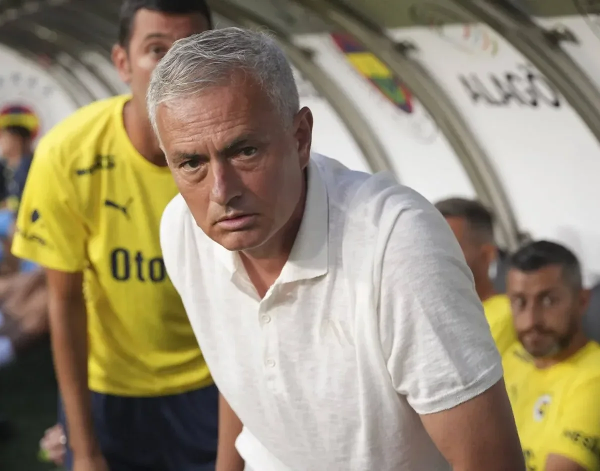 L’ultima polemica di Mou: “Inaccettabile giocare su un campo sintetico. Ecco cosa deve fare l’Uefa”