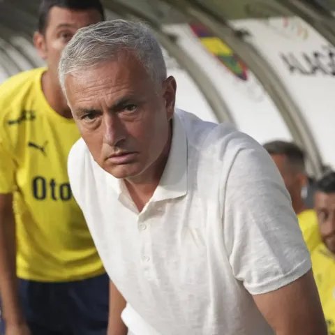 L’ultima polemica di Mou: “Inaccettabile giocare su un campo sintetico. Ecco cosa deve fare l’Uefa”