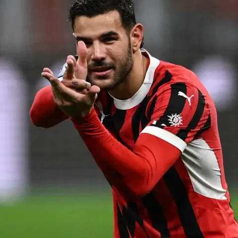 Milan, grana Theo Hernandez: le sue richieste spaventano il club
