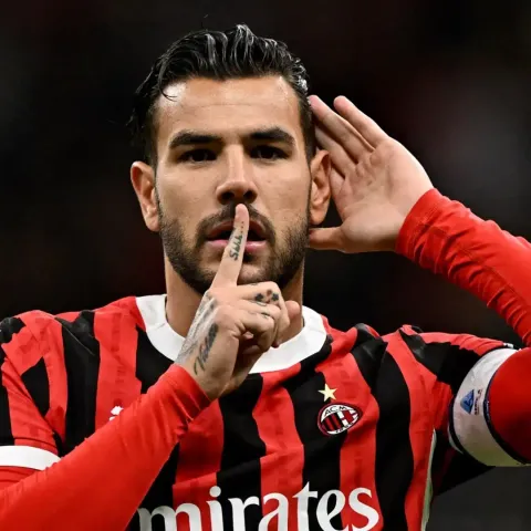 Il Milan viaggia sulle spine con Theo: c’è un problema e una scadenza