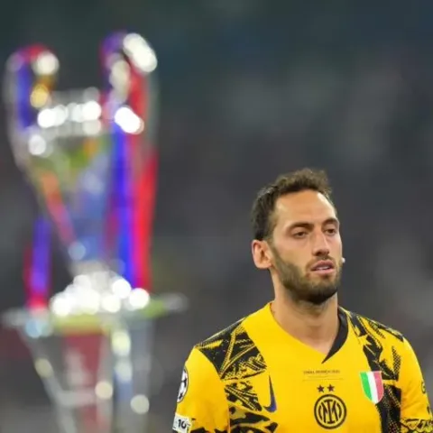 Calciomercato Inter, Calhanoglu sogno Galatasaray: “E’ la luce dei nostri occhi”