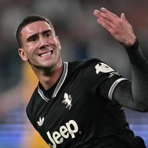 Juve, Vlahovic tra rinnovo e rientro in campo: ecco quando torna